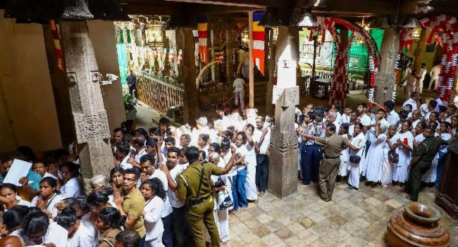 දළදා වන්දනාවේදී දමා ගිය ගමන් මලු භාරගැනීමට අවස්ථාව